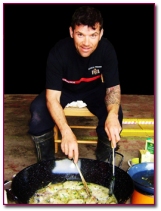 PabloD Gourmet - Miguel Ángel preparando con metodos de fortuna una merluza en salsa verde